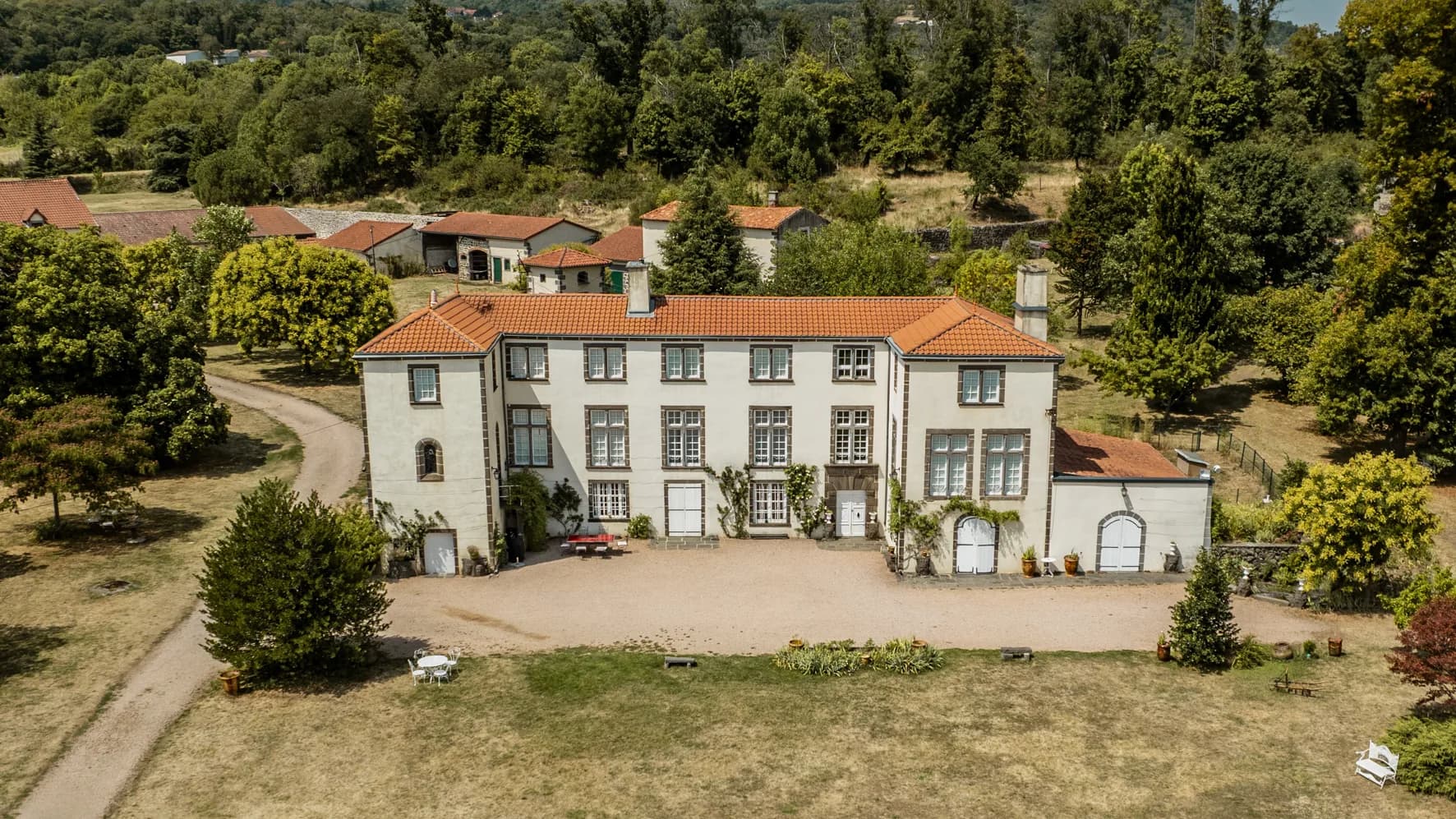 Se marier au Château de Féligonde : mon avis de photographe