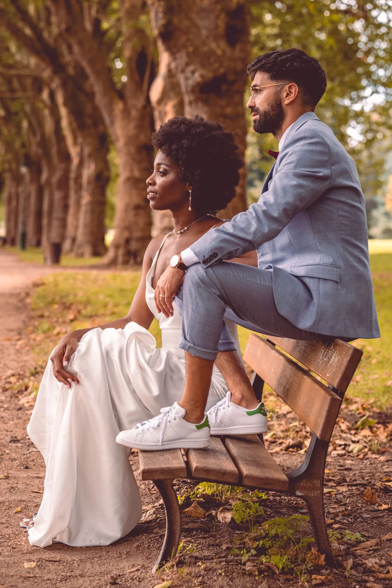 Aymeric et Laila sur un banc de profil au parc de vichy