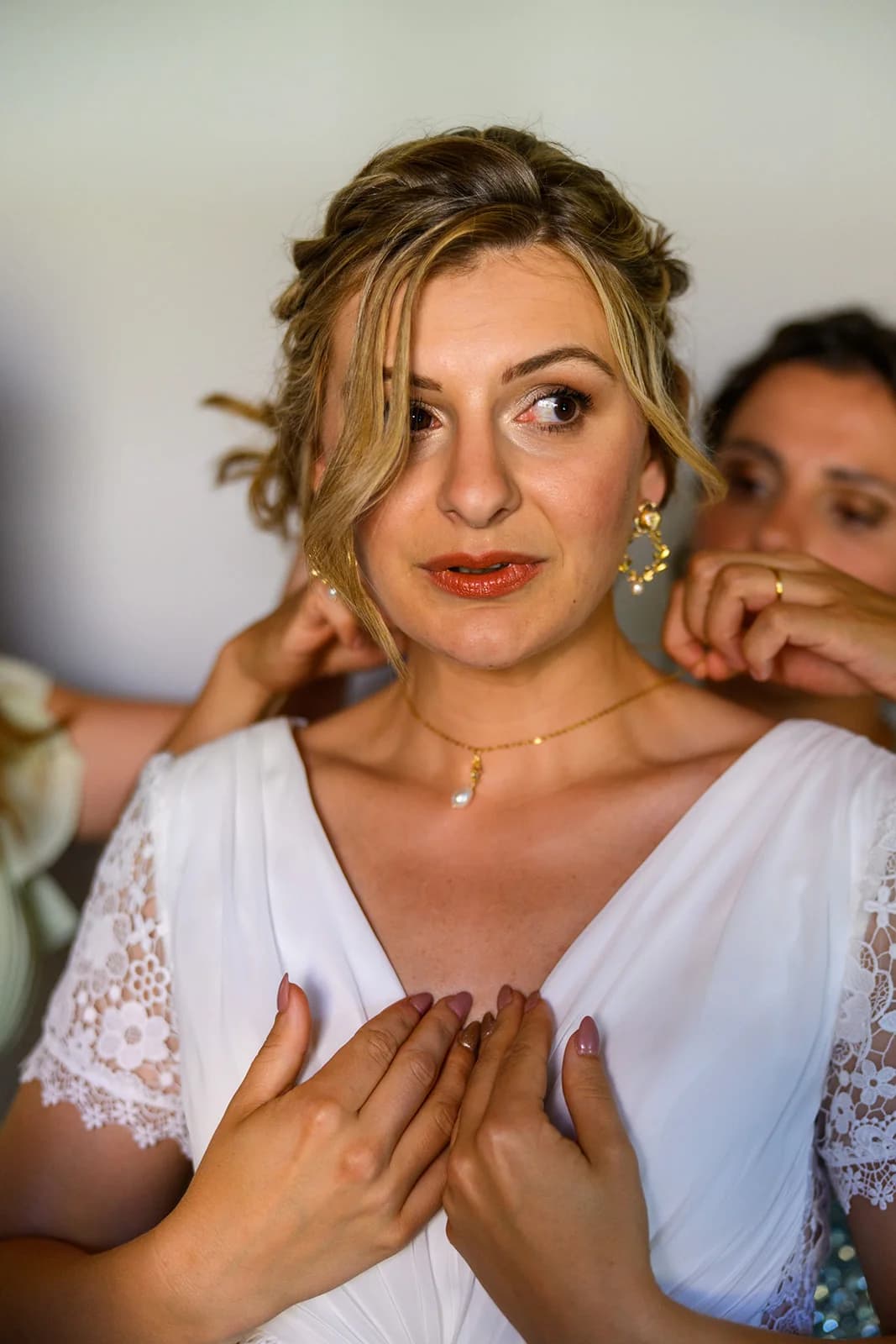 Vita et Charlotte sortent de cérémonie sous une haie de rubans