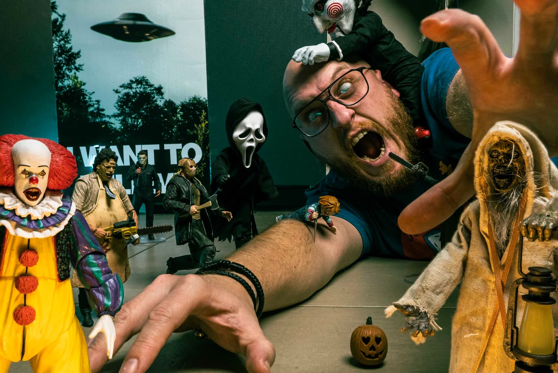 Romain avec toutes ses figurines de films d'horreur