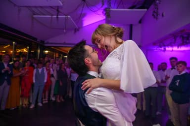 Sophie et Gabriel portés sur le dancefloor lors de leur première danse