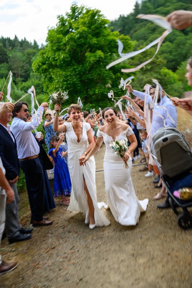 Sophie et Gabriel descendent l'escalier de la mairie le jour de leur mariage