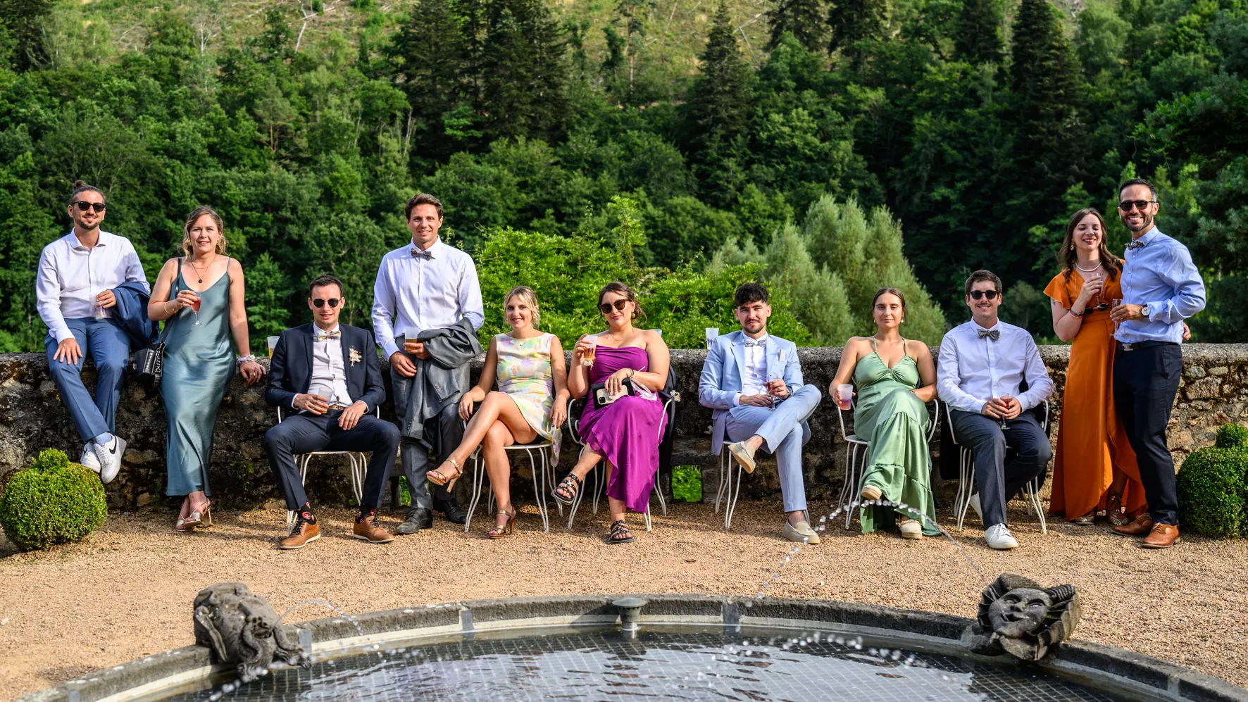 Cour du Château de Miremont avec vue sur la vallée
