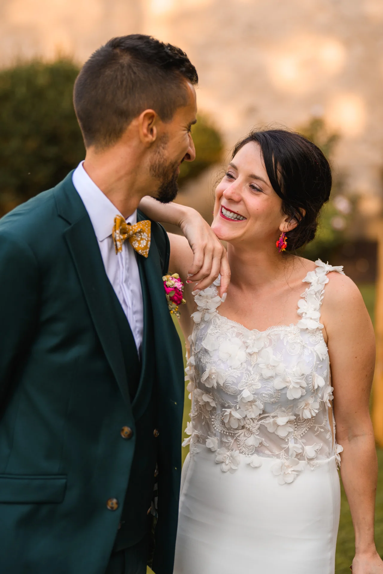 Couple complice pendant leur mariage en Auvergne